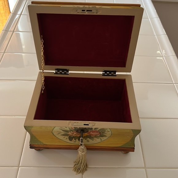 Antique locking small chest - Picture 2 of 8